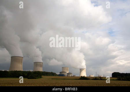 Il Cattenom impianto nucleare ubicato nel comune di Cattenom lungo il fiume Moselle in Francia. Foto Stock