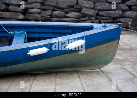 Blu barca a remi su uno scalo, Portmagee Contea di Kerry Irlanda Foto Stock