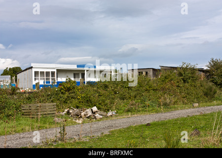 In legno antico piccionaia in allotment garden. Foto Stock