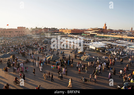 Marrakech: vista in elevazione su di una trafficata Djemaa el Fna Foto Stock