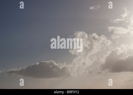 Dark e inquietanti nubi al tramonto.Le nubi erano debolmente illuminato dagli ultimi raggi del sole al tramonto. Foto Stock