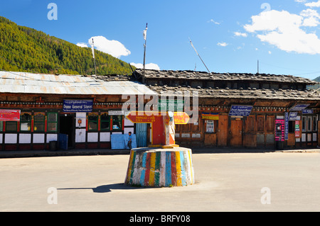 Isola di traffico e segnaletica, Bumthang, Bhutan. Foto Stock