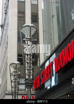 Diamante a forma di Strada luce tralicci, quartiere dei diamanti, NYC Foto Stock