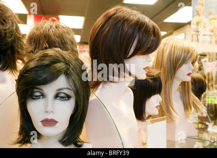 Mannequins indossando parrucche in una parrucca store shop finestra, Las Vegas Mall di Las Vegas Stati Uniti d'America Foto Stock