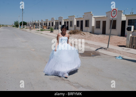 Paloma Lozoya passeggiate lungo la sua strada nel Urbivillas del Cedros housing project dopo aver ottenuto i suoi capelli fatto a un vicini. Foto Stock