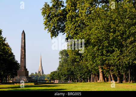 Il protocollo SPEKE monumento e Kensington Church guglia, i giardini di Kensington, London, Regno Unito Foto Stock
