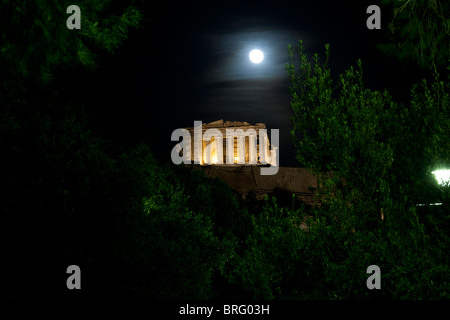 Vista Partenone di Atene durante una notte di luna piena vigilia di capodanno. Foto scattata da Dionisiou Aeropagitou street sotto Acropoli Foto Stock