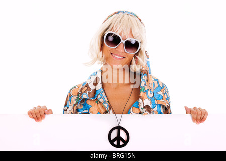 Hippie tenendo un'intestazione vuota (isolato su bianco) Foto Stock