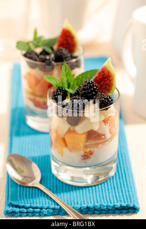 Luce insalata di frutta con yogurt. Ricetta disponibile. Foto Stock