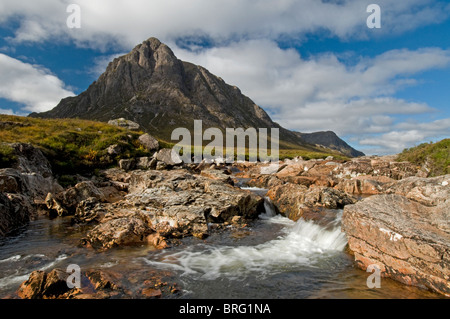 Buachaille Etive Mor che salgono sopra il fiume Coe in Glencoe, Inverness-shire, Scozia. SCO 6750 Foto Stock