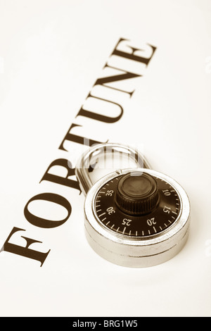 Headline fortune e la serratura e concetto di protezione finanziaria Foto Stock
