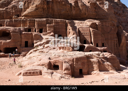 Facciata di strada sepolture presso le antiche rocce scolpite città Petra, Giordania. Foto Stock