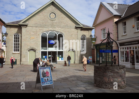 Bethel Square, Brecon, Powys, Wales, Regno Unito. Wishing Well e negozi di shopping in centro città con scarponi in una vecchia cappella Foto Stock