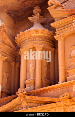 Le antiche rocce scolpite città Petra, Giordania. Foto Stock