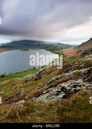 Cielo tempestoso oltre Crummock acqua da Rannerdale Knotts Foto Stock