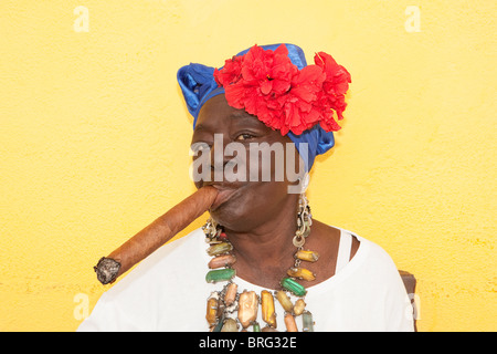 L'Avana: donna cubana con sigaro Foto Stock