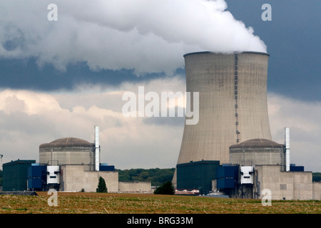 Il Cattenom impianto nucleare ubicato nel comune di Cattenom lungo il fiume Moselle in Francia. Foto Stock