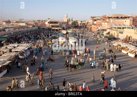 Marrakech: vista in elevazione su di una trafficata Djemaa el Fna Foto Stock