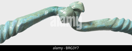 Una grande coppia celtica, Europa Centrale, Bronzo del II/i secolo a.C. con una patina verde smeraldo. Anello del collo finemente attorcigliato. Le estremità delle estremità coniche dei ganci di chiusura piegati . Pulizia della scoperta di scavo. Diametro 20 cm. Storico, storico, mondo antico, Celt, Celti, Medioevo, oggetto, oggetti, fermi, ritagli, ritagli, ritagliati, ritagliati, forature, bronzo, metallo, patina, gioielli, gioielli, nobile, prezioso, Additional-Rights-Clearences-non disponibile Foto Stock