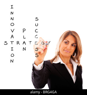 Imprenditrice risolvendo un piano strategico per avere successo nel suo business Foto Stock