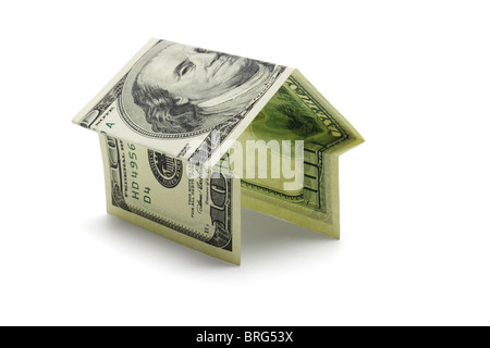 100 dollari USA Bill ripiegato in forma di casa su sfondo bianco Foto Stock
