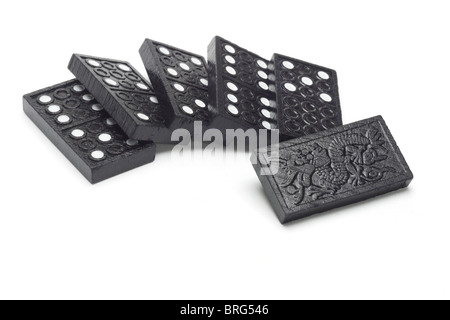 Legno nero blocchi di domino su sfondo bianco Foto Stock