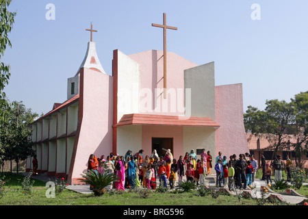 Servizio domenicale in una chiesa cattolica nella regione di Rampur, Uttar Pradesh, India Foto Stock