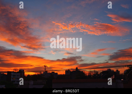 La mattina presto il cielo con le nubi da un balcone nella Colonia Condesa, MESSICO DF Foto Stock