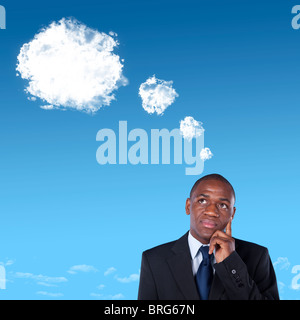 Imprenditore africano di pensare con un fumetto pensiero fatto di nuvole Foto Stock