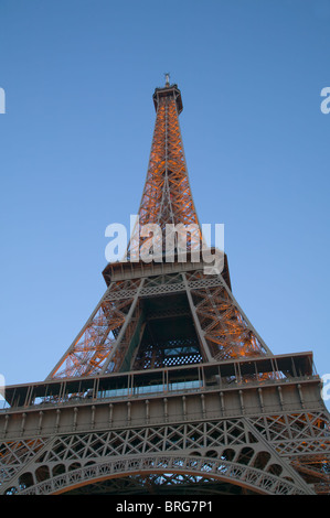 La Torre Eiffel con luci cominciando a mostrare in prima serata a Parigi, Francia. Foto Stock