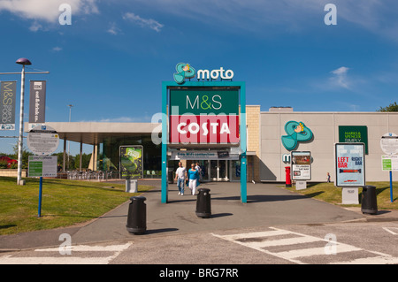 Un moto services stop con M&S e caffè costa su una autostrada in Inghilterra , Gran Bretagna , Regno Unito Foto Stock