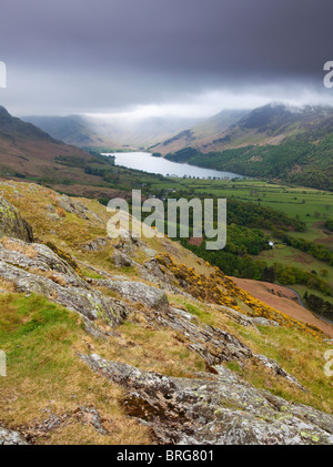 Cielo tempestoso oltre Buttermere dalla banca bassa, Lake District inglese Foto Stock