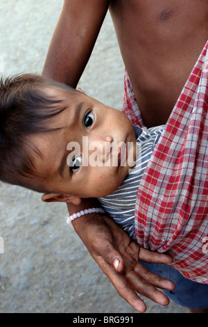 Due ragazzi affamati sono nella necessità di cibo per le strade di Kampong, Cham, Cambogia. Foto Stock