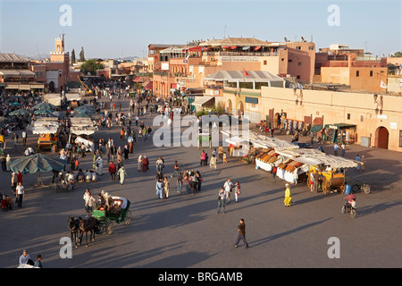 Marrakech: vista in elevazione su di una trafficata Djemaa el Fna Foto Stock