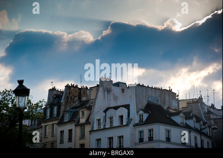 Raggi di Dio dietro le nuvole a Parigi, Francia Foto Stock