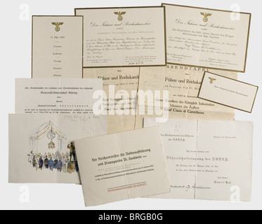 Il generale der Flieger Friedrich Christiansen(1879 - 1972), biglietti d'invito e un piano dei posti a sedere invito di Adolf Hitler in onore del principe Reggente Paolo di Jugoslavia il 2 giugno 1939 con piano dei posti a sedere e carta da tavolo, nonché un ambasciatore italiano onorato, il conte Ciano il 21 maggio 1939 con piano dei posti a sedere e menu Anche un programma di posti a sedere e menu per il 19 febbraio 1938. Schede di invito a Reichsparteitag a Norimberga 1939, a giurare in cerimonia di leader politici a Berlino 1938, ad un ricevimento in Ambasciata Polacca, nel Ministero del Pro, diritti aggiuntivi-clearences-non disponibili Foto Stock