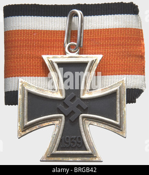 A Cavaliere's Cross of the Iron Cross 1939,nel caso di presentazione nucleo in ferro annerito con swastika bordo-alto,cornice in argento frosty con bordi lucidati,sul braccio superiore un lateralmente punzonato '2' accanto ad un segno '800' di finezza. Il marchio di colore argento "900" è punzonato nell'anello di sospensione. Incluso un nastro arancione di 72 cm di lunghezza, non modificato per l'usura, in custodia per presentazioni (ammaccata). Rara variante della ditta Junkers di Berlino,48 x 54.2 mm,peso 34 g. Un pezzo non indossato dalla tenuta di pilota da combattimento (JG 54) primo sergente Helmut Mißner, postumo awarde, Additional-Rights-clearences-non disponibile Foto Stock