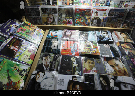 Pila di musica curda i dischi CD in vendita in Qaysari bazaar nella città di Erbil anche farro Arbil o Irbil la capitale della regione del Kurdistan nord dell Iraq. Foto Stock