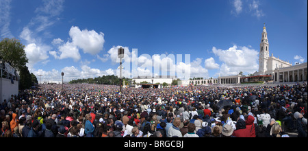 Vista panoramica della folla a Nostra Signora del Santuario di Fatima durante la visita di Papa Benedetto XVI in Portogallo nel maggio 2010 Foto Stock