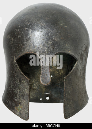 Un casco corinzio, fine del VII secolo B.C.elegante, goffrato bronzo cranio con una fronte alta e la parte superiore, grandi aperture per gli occhi e massiccia nasale (materiale 7 mm di spessore), la sua forma stretta breve che indica un tipo precoce, arcaico di casco.i lati hanno contorni leggermente curvati.Nessun fodera fori, ma ci sono due fori alla nuca, che presumibilmente servito Per sostenere un pezzo decorativo per il casco.UN grande foro nella protezione del collo evidentemente è risultato dall'offerta votiva del casco ad un santuario.il metallo è in buone condizioni e questo storico,hist,Additional-Rights-Clearences-non disponibile Foto Stock