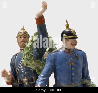 La gloriosa Homecoming dei Victors 1871,un gruppo di figurine prodotte da Meissen Porcellane,colore-composto,finemente dipinta a mano.molto dettagliata raffigurazione di un ufficiale del Royal Saxon 1 ° Regiment Grenadier N° 100 e un granadiere del 2 ° Regiment Grenadier No.101 Kaiser Wilhelm decorato con alloro e foglie di quercia wreaths Adornata con rose e rocaille lavoro, la base con spade marchio in blu sottobosco, un 'P 183' graffio e numero di stampa '94'.altezza 27.5 cm.molto raro e in ottime condizioni.cf.Hermann Historica,Additional-Rights-clearences-non disponibile Foto Stock