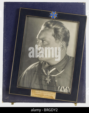 Generale der Flieger Friedrich Christiansen (1879 - 1972), ritratto di presentazione di Hermann Göring 1933 ritratto Di Grande formato Hoffman di Göring con Il Gruppo Pour le mérite e la medaglia prussiana, con una dedica autografa in inchiostro sul bordo inferiore, 'Meinem lieben Krischan in Treue - Mit den besten Weihnachtswünschen 1933. Hermann Göring - Der erste Reichsluftfahrtminister' (Al mio caro Krischan) Con I Migliori Auguri natalizi del 1933. Hermann Göring, Il Primo Ministro Del Trasporto Aereo Del Reichs). Telaio in pelle blu con stampato oro e cuscinetto (entrambi dorati, Foto Stock