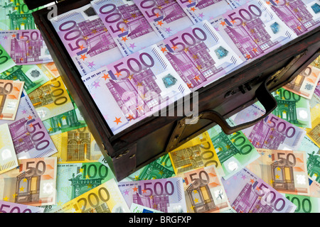 Un ampio torace con banconote in euro. Crisi finanziaria Crisi, debito. Foto Stock
