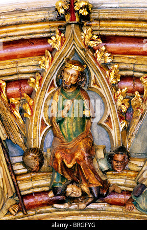 Norwich Cathedral chiostri, porta a sud corsia, San Edmund, trecento dipinti medioevali della pietra che intaglia, sculture re sassone Foto Stock