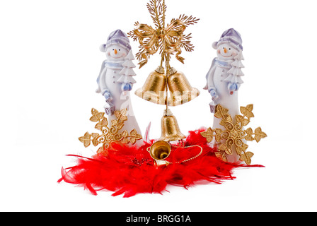 Natale pupazzo di neve con golden campane e stelle dorate su le piume rosso Foto Stock