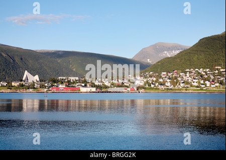 Tromso, Norvegia settentrionale, vista sul fiordo compresa la Cattedrale Artica. Foto Stock