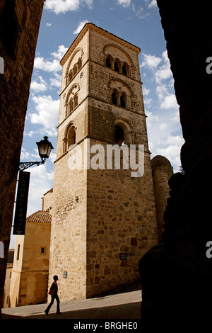 Calle e Iglesia de Santa María la Mayor Trujillo Cáceres Extremadura España Street Chiesa di Santa Maria la Mayor Trujillo in Spagna Foto Stock