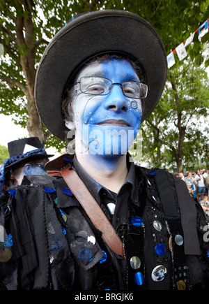 Di fronte blu Widder Morris musicista Southbank London UK Europa Foto Stock