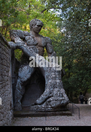 Statua nel singolare giardini del Sacro Bosco di Bomarzo Lazio Foto Stock