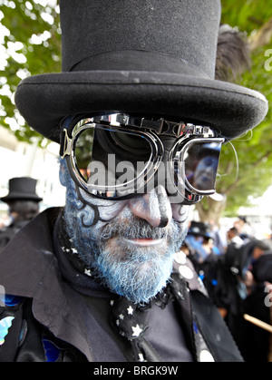 Di fronte blu Widder Morris musicista Southbank London UK Europa Foto Stock